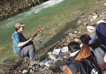 explication sur la faune de la rivière à la classe