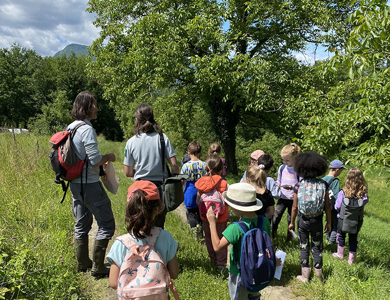 groupe d'enfants en visite dans la nature